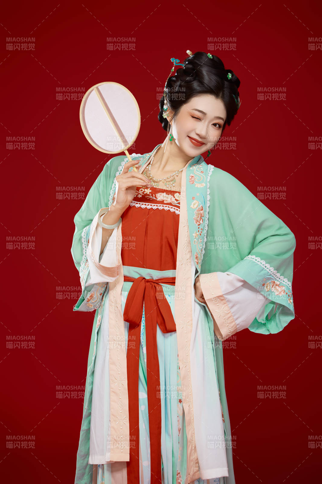 红色背景下穿着南北宋朝汉服的少女