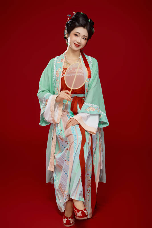 红色背景下穿着南北宋朝汉服的少女
