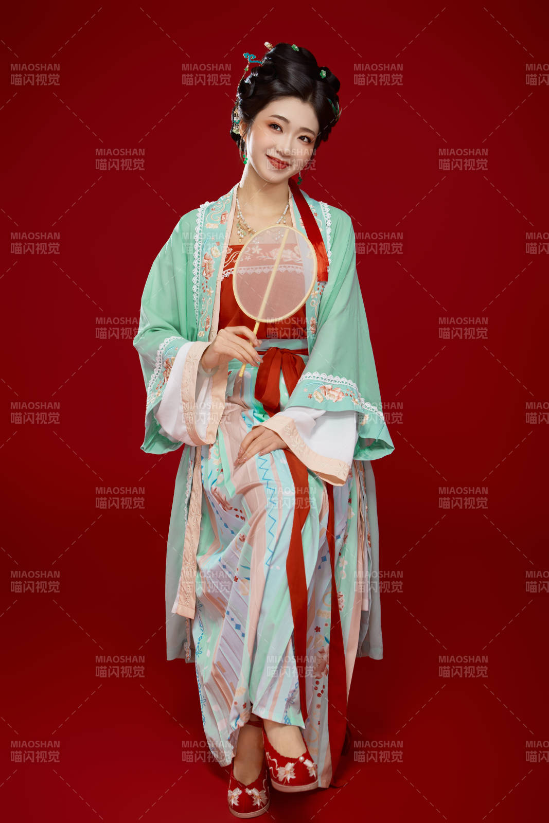红色背景下穿着南北宋朝汉服的少女