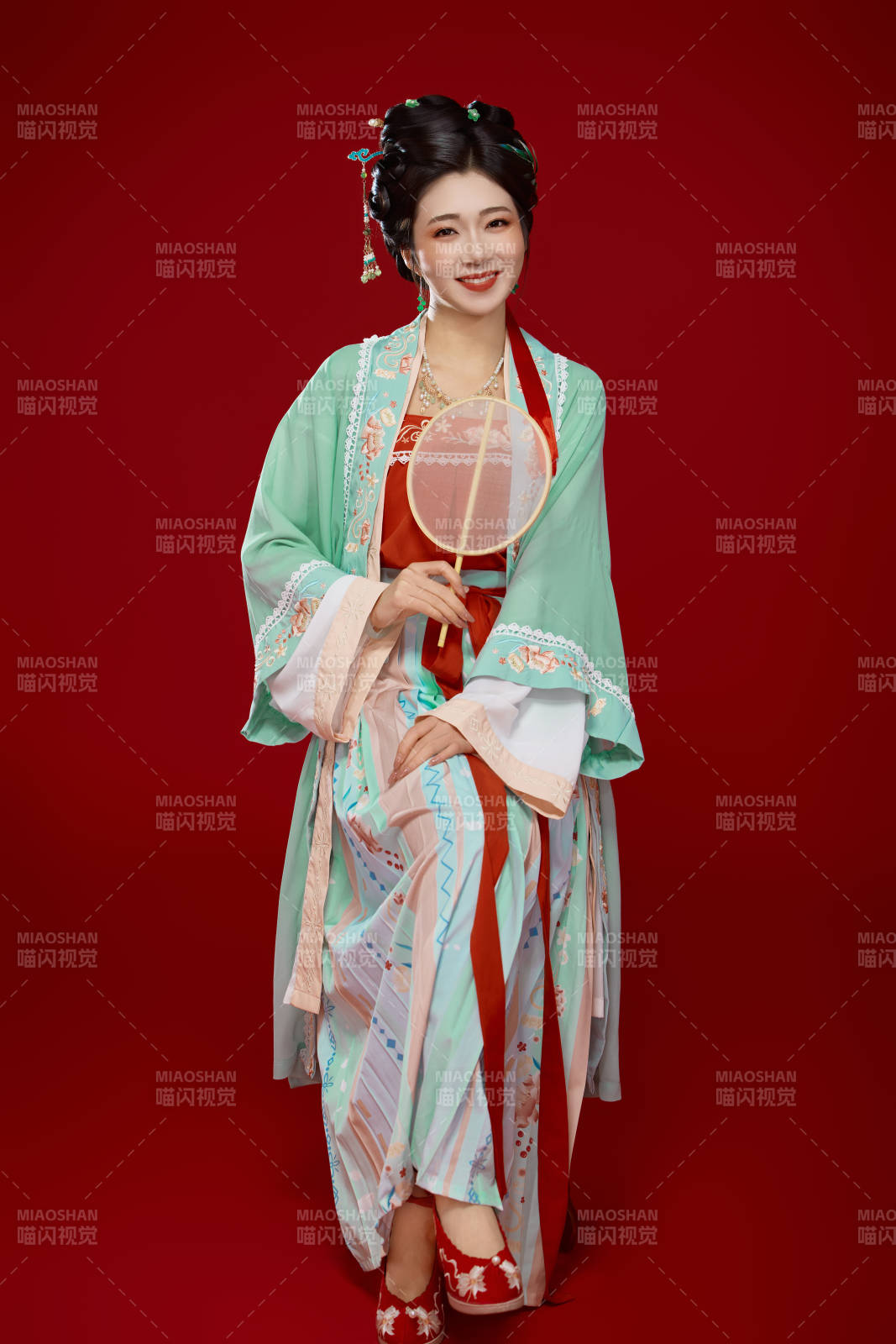 红色背景下穿着南北宋朝汉服的少女