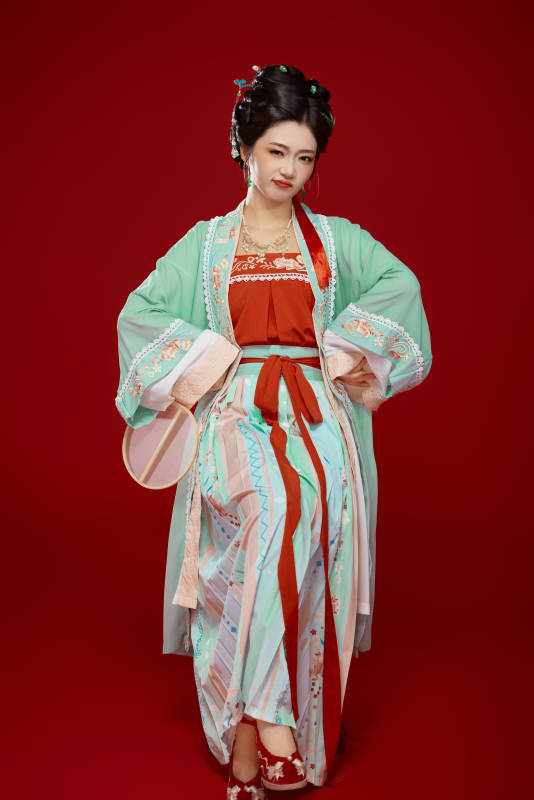 红色背景下穿着南北宋朝汉服的少女