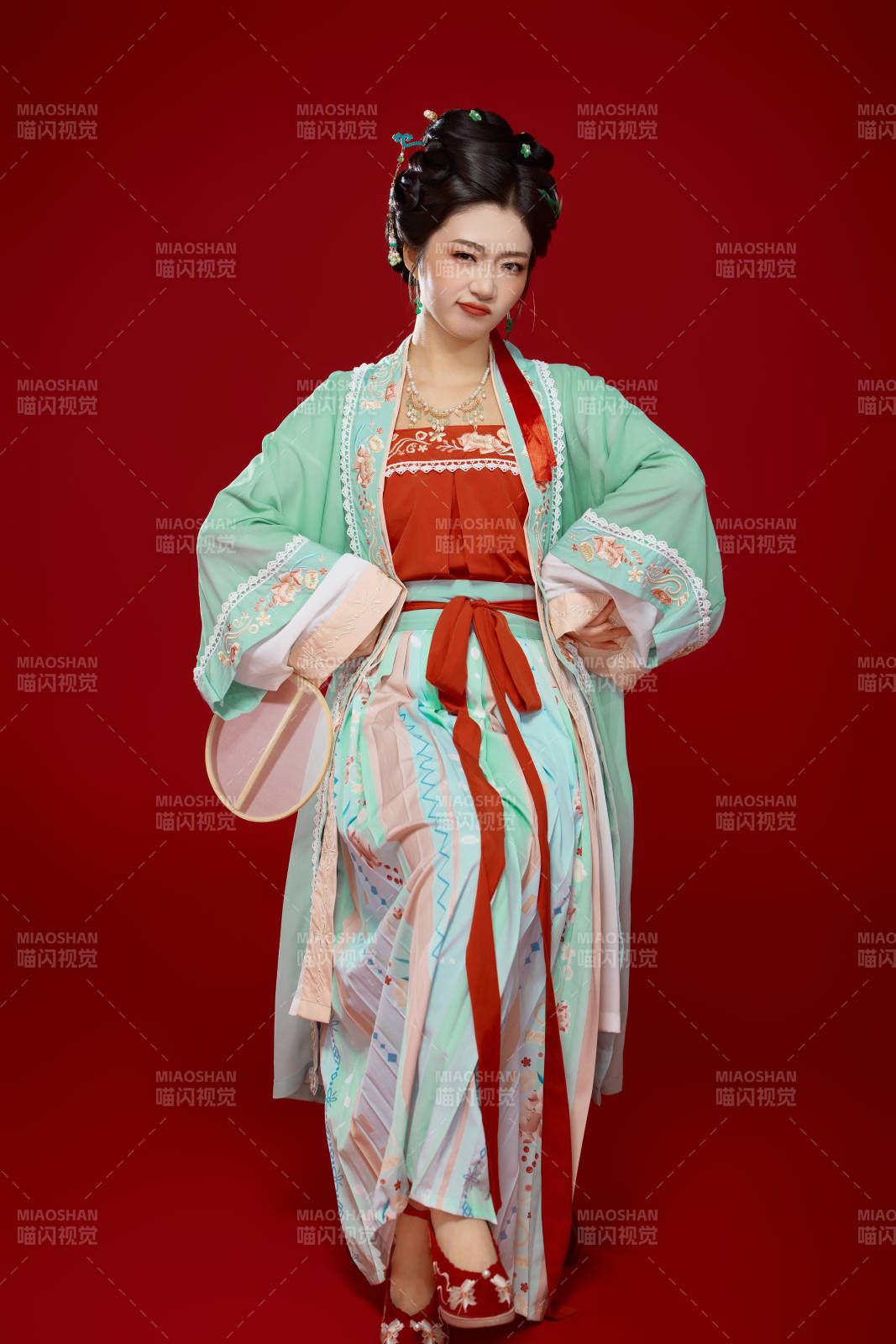 紅色背景下穿著南北宋朝漢服的少女