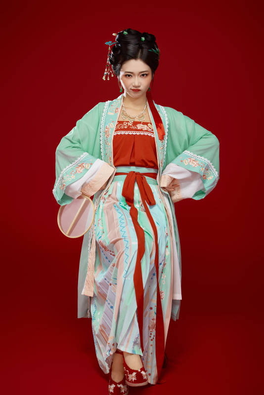红色背景下穿着南北宋朝汉服的少女