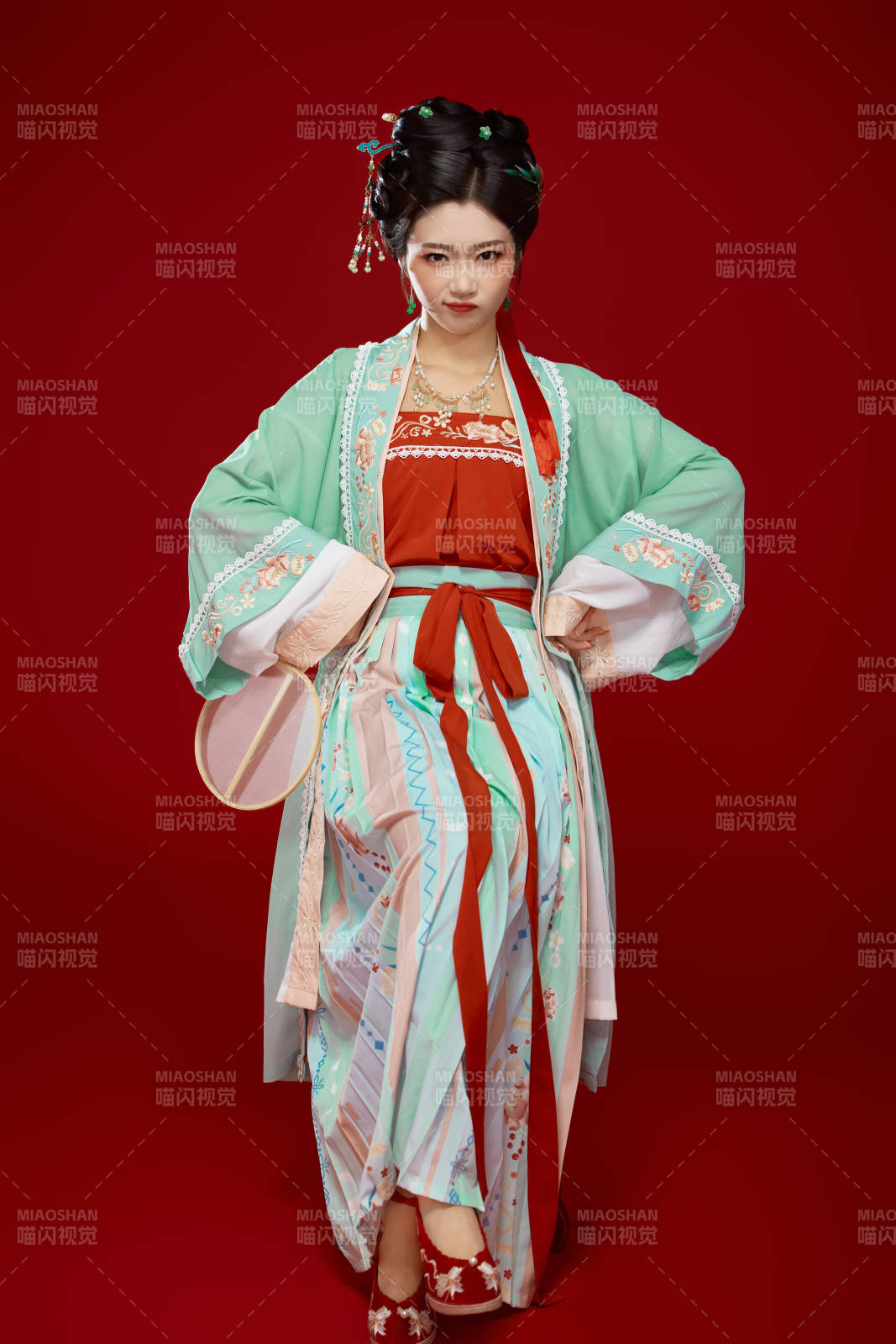 红色背景下穿着南北宋朝汉服的少女