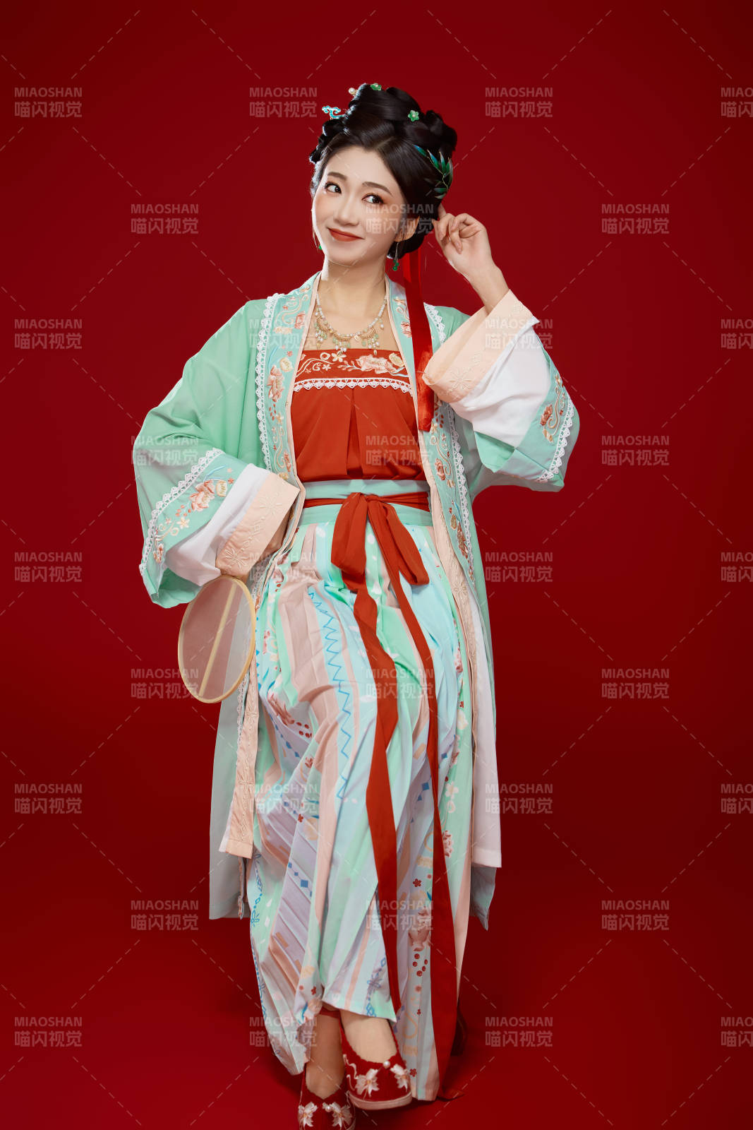 红色背景下穿着南北宋朝汉服的少女