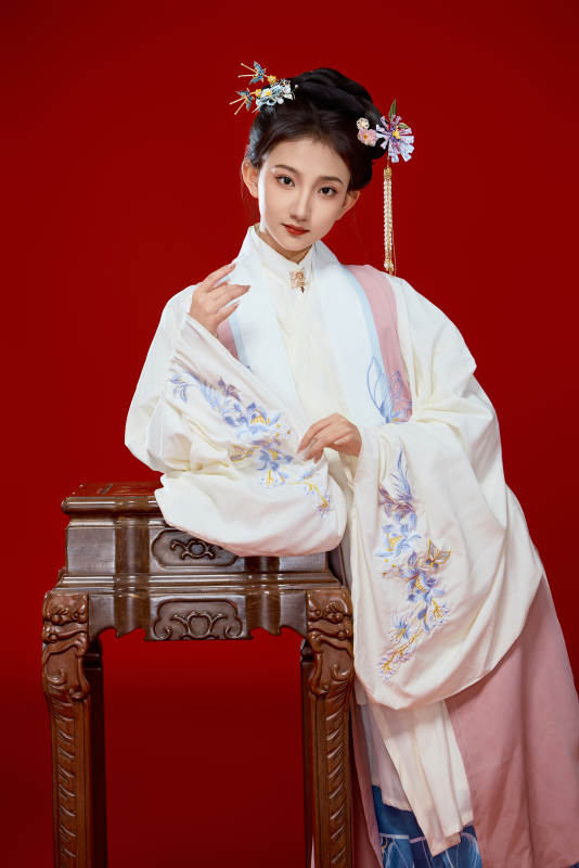 红色背景下穿着中国明朝明制汉服服饰的少女