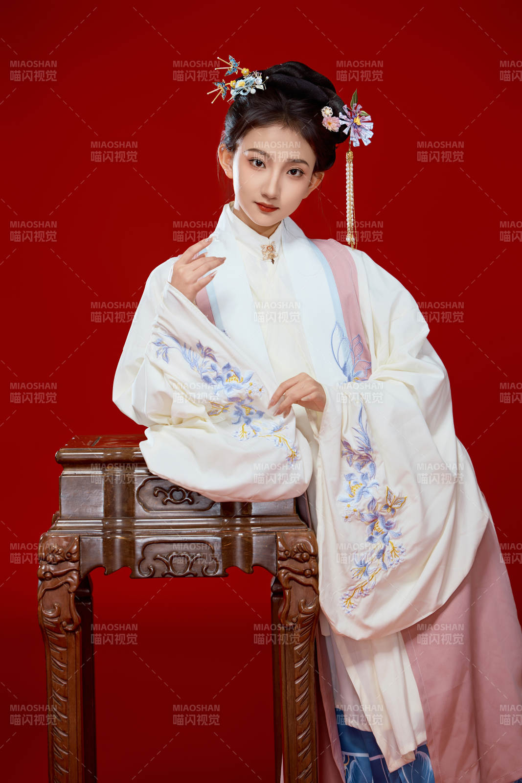 紅色背景下穿著中國明朝明制漢服服飾的少女