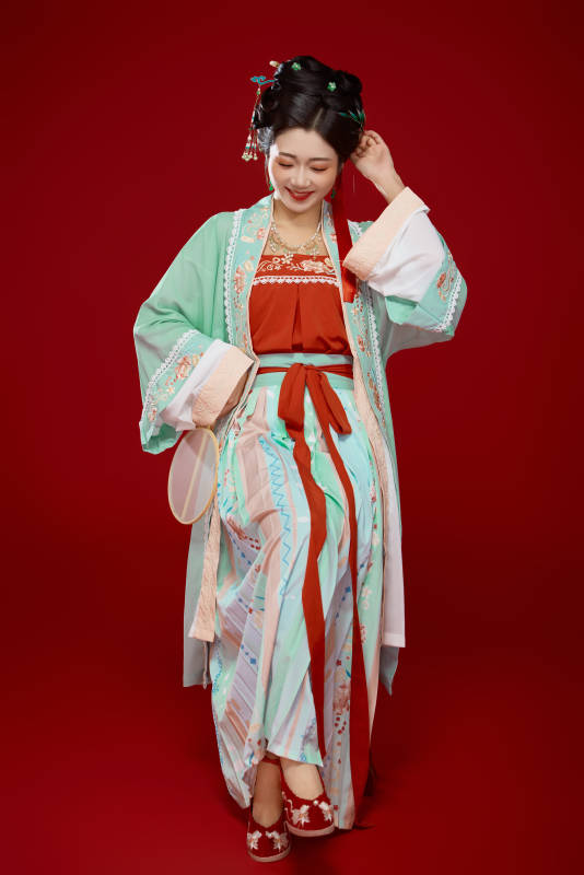 红色背景下穿着南北宋朝汉服的少女