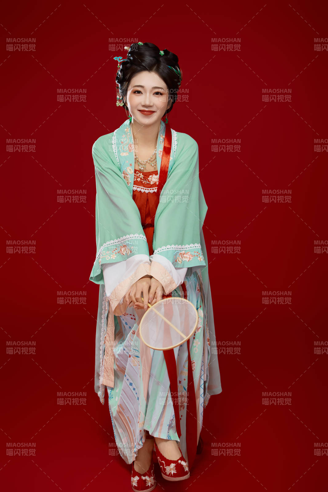 红色背景下穿着南北宋朝汉服的少女