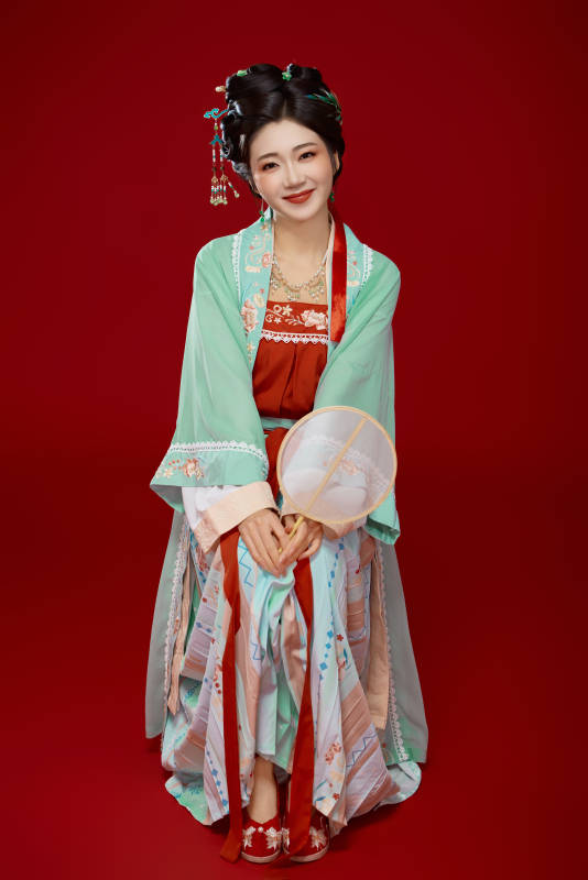 红色背景下穿着南北宋朝汉服的少女