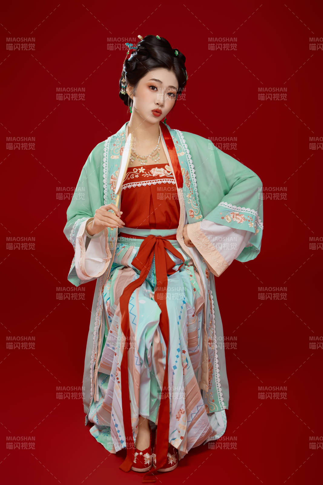 红色背景下穿着南北宋朝汉服的少女