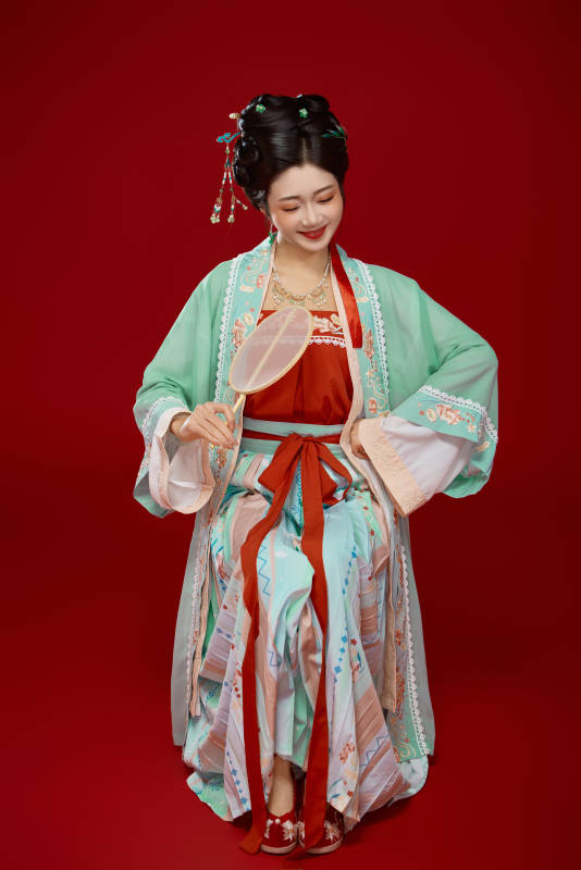 红色背景下穿着南北宋朝汉服的少女