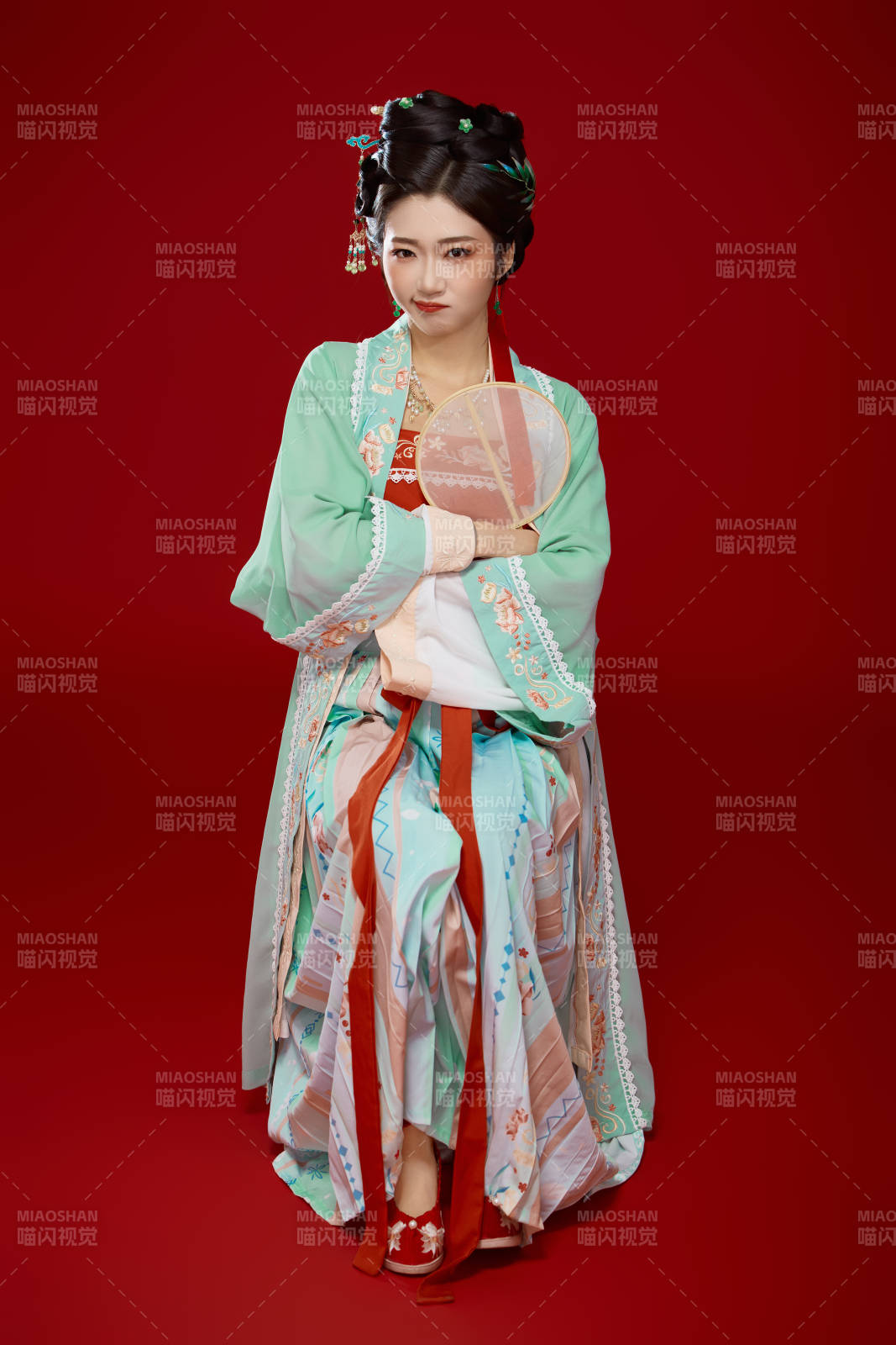 红色背景下穿着南北宋朝汉服的少女