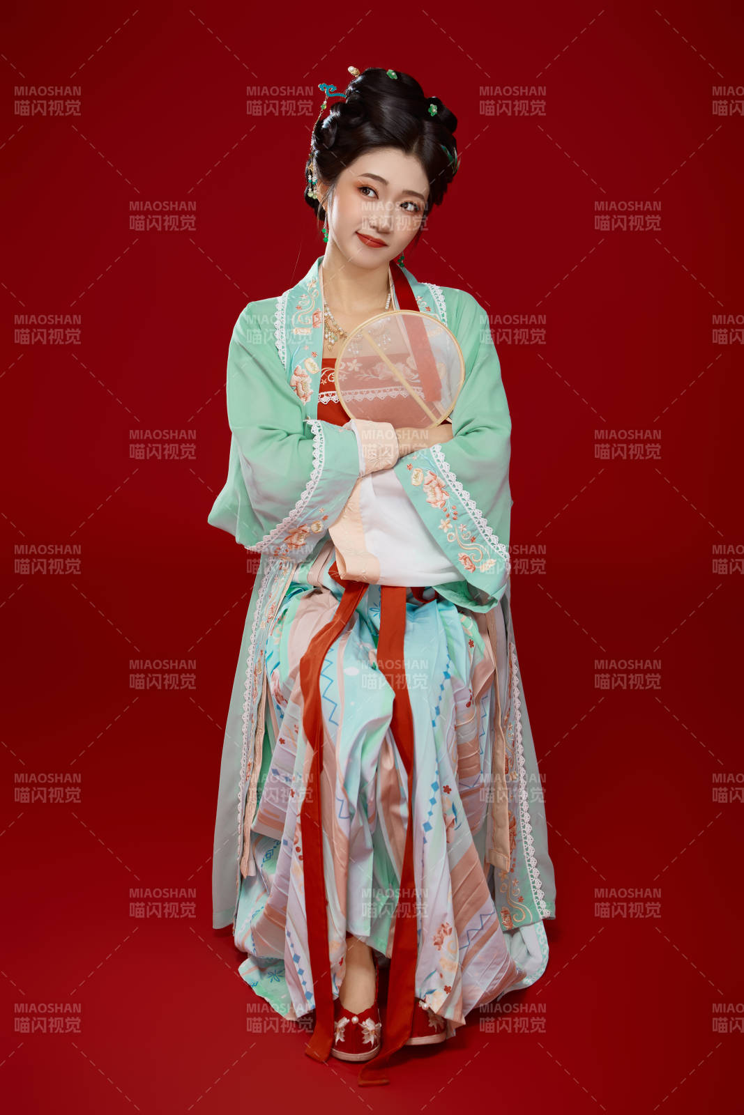 红色背景下穿着南北宋朝汉服的少女