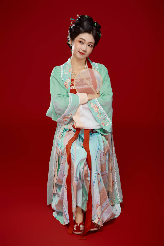 红色背景下穿着南北宋朝汉服的少女