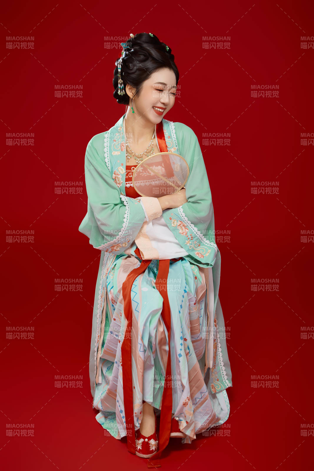 红色背景下穿着南北宋朝汉服的少女