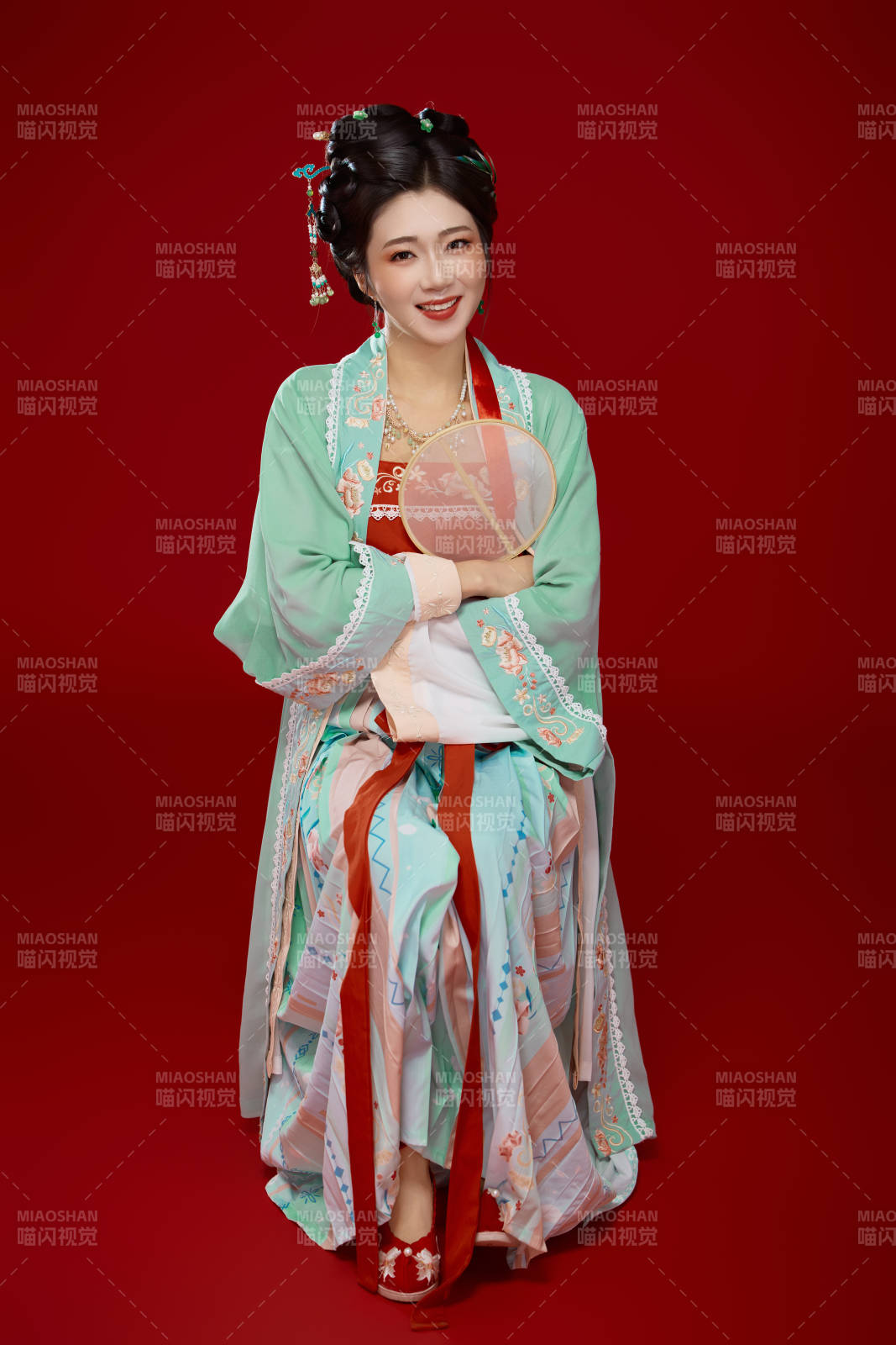 红色背景下穿着南北宋朝汉服的少女