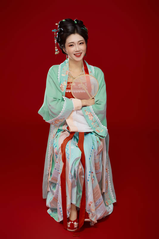 红色背景下穿着南北宋朝汉服的少女