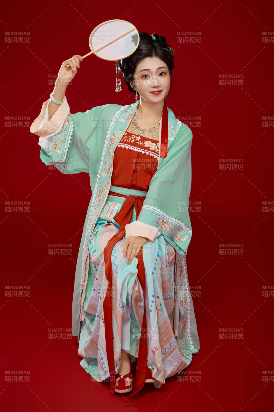 红色背景下穿着南北宋朝汉服的少女