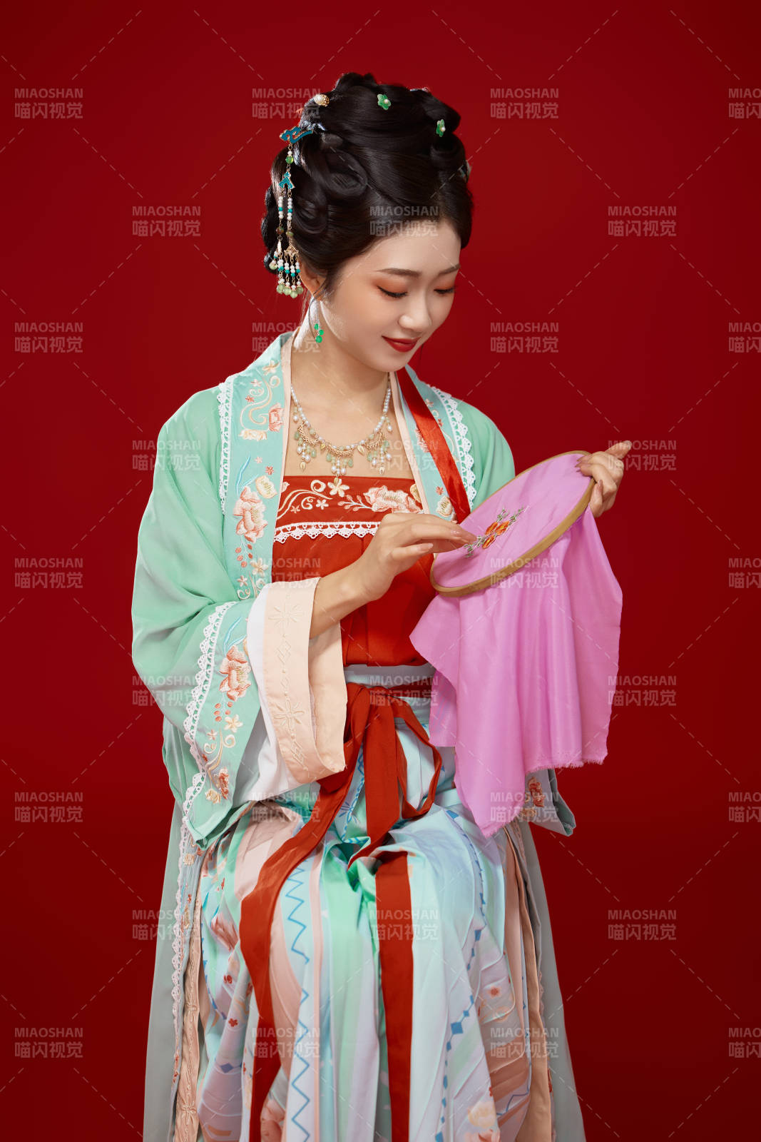 红色背景下穿着南北宋朝汉服的少女