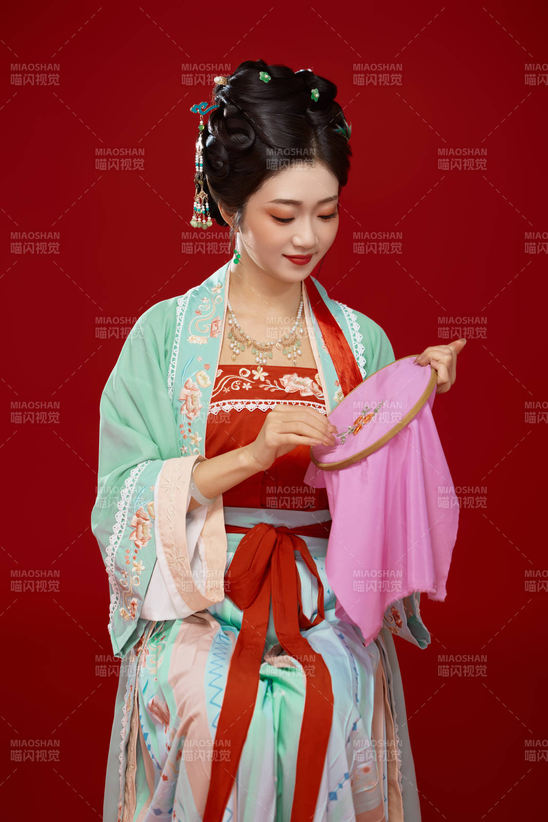 红色背景下穿着南北宋朝汉服的少女