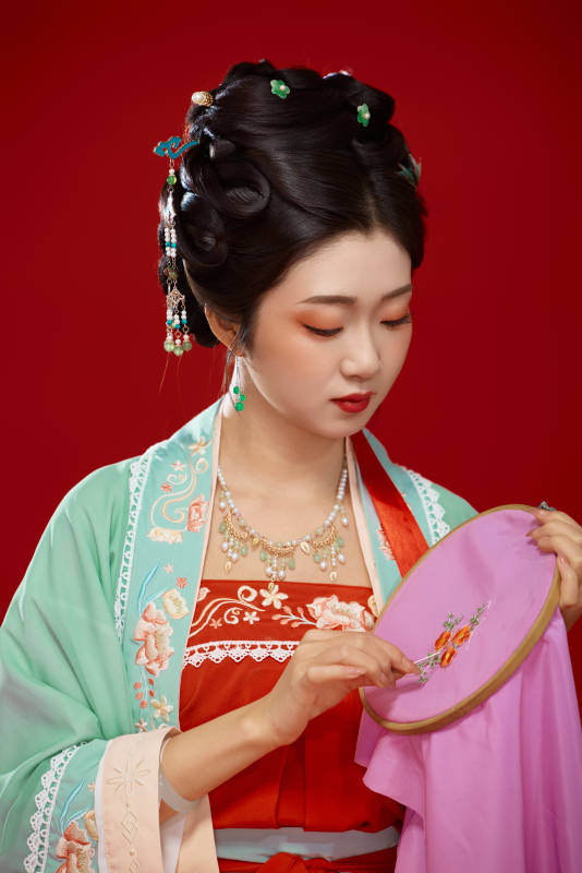 红色背景下穿着南北宋朝汉服的少女