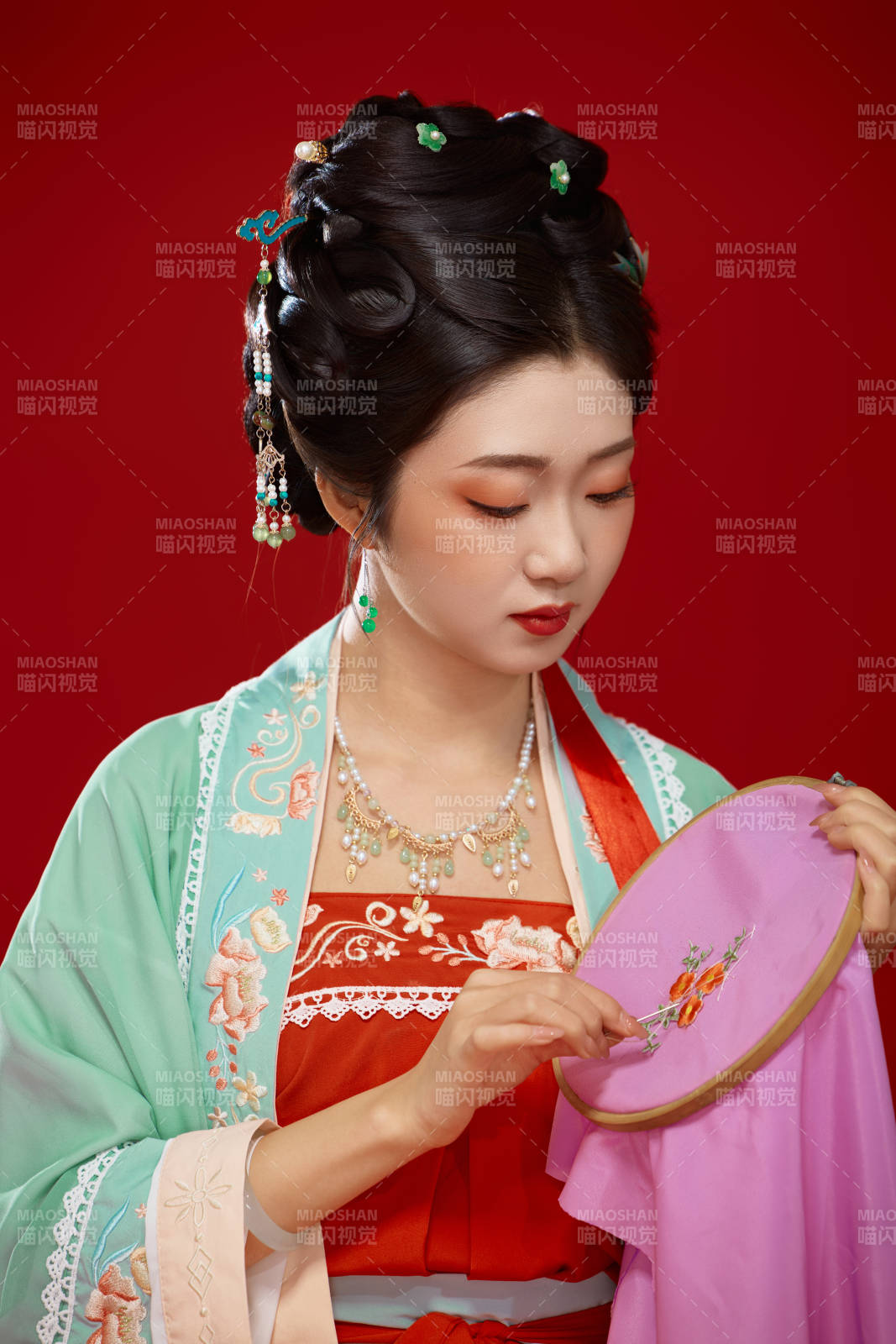 红色背景下穿着南北宋朝汉服的少女