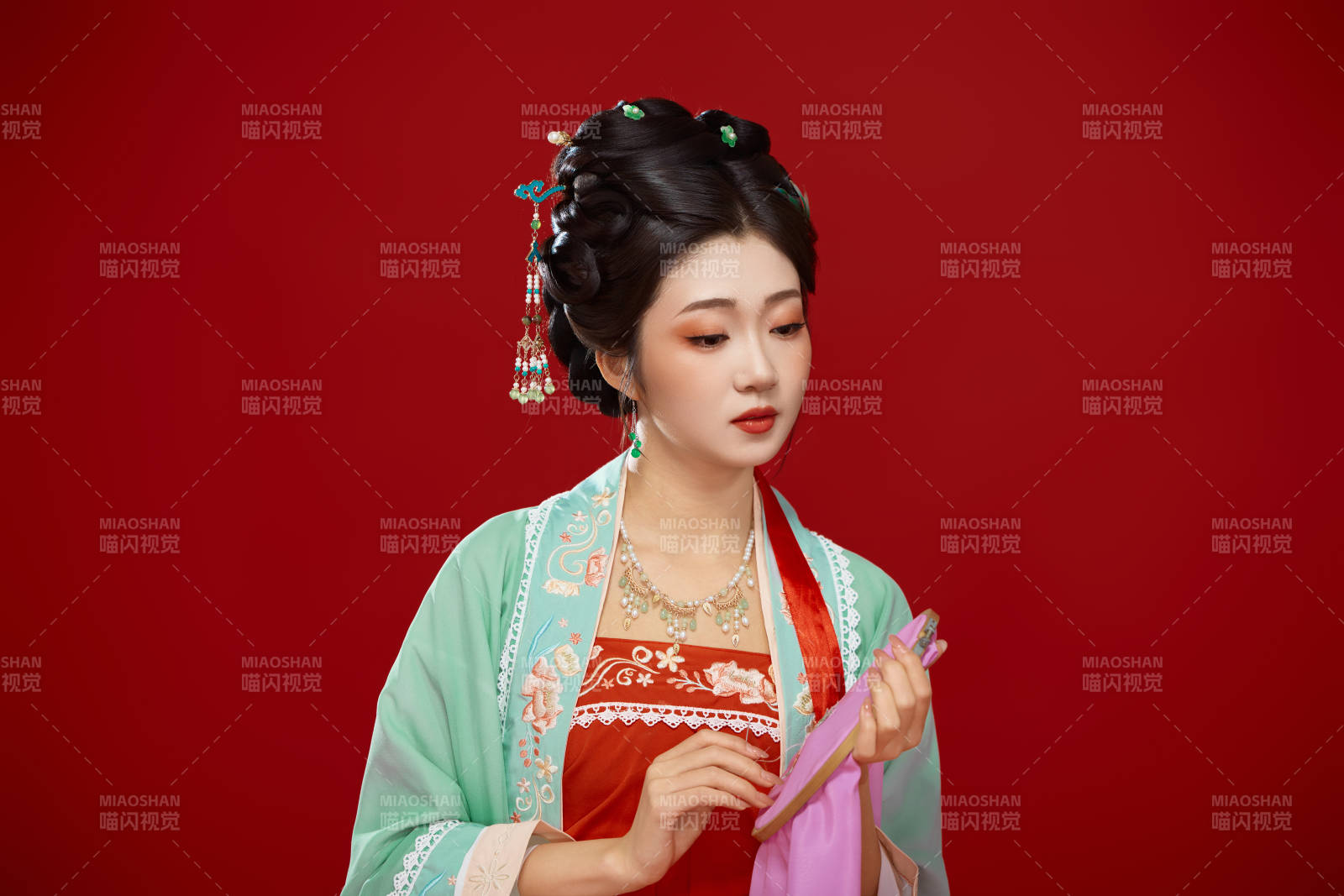 红色背景下穿着南北宋朝汉服的少女