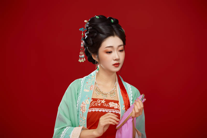 红色背景下穿着南北宋朝汉服的少女