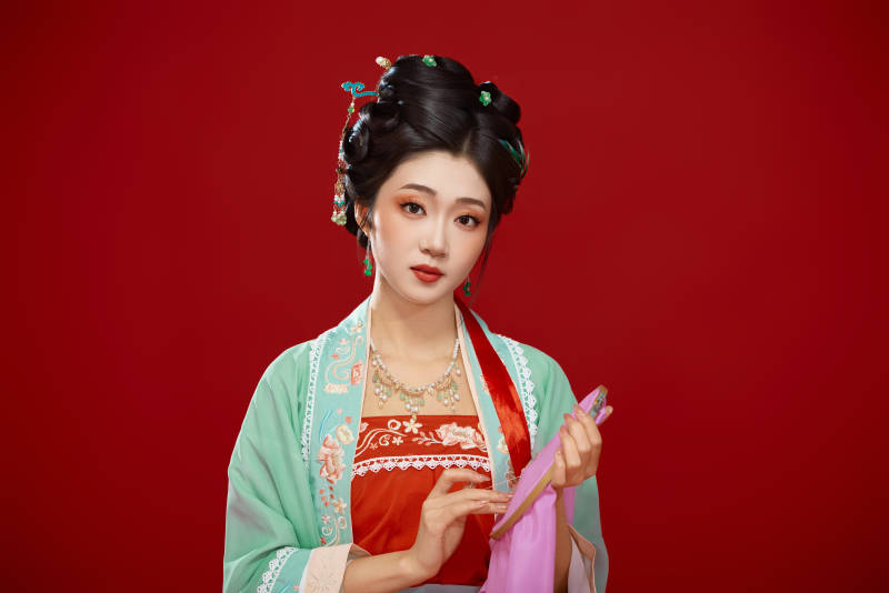红色背景下穿着南北宋朝汉服的少女