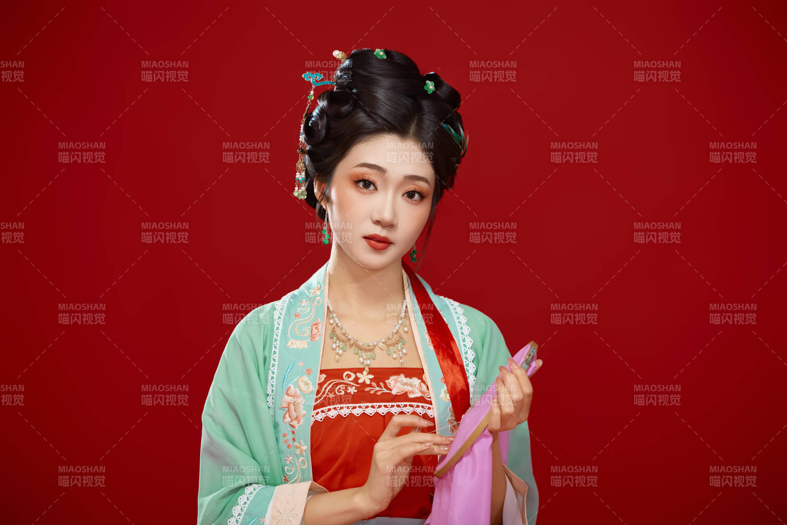 红色背景下穿着南北宋朝汉服的少女