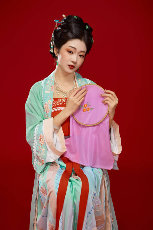 红色背景下穿着南北宋朝汉服的少女