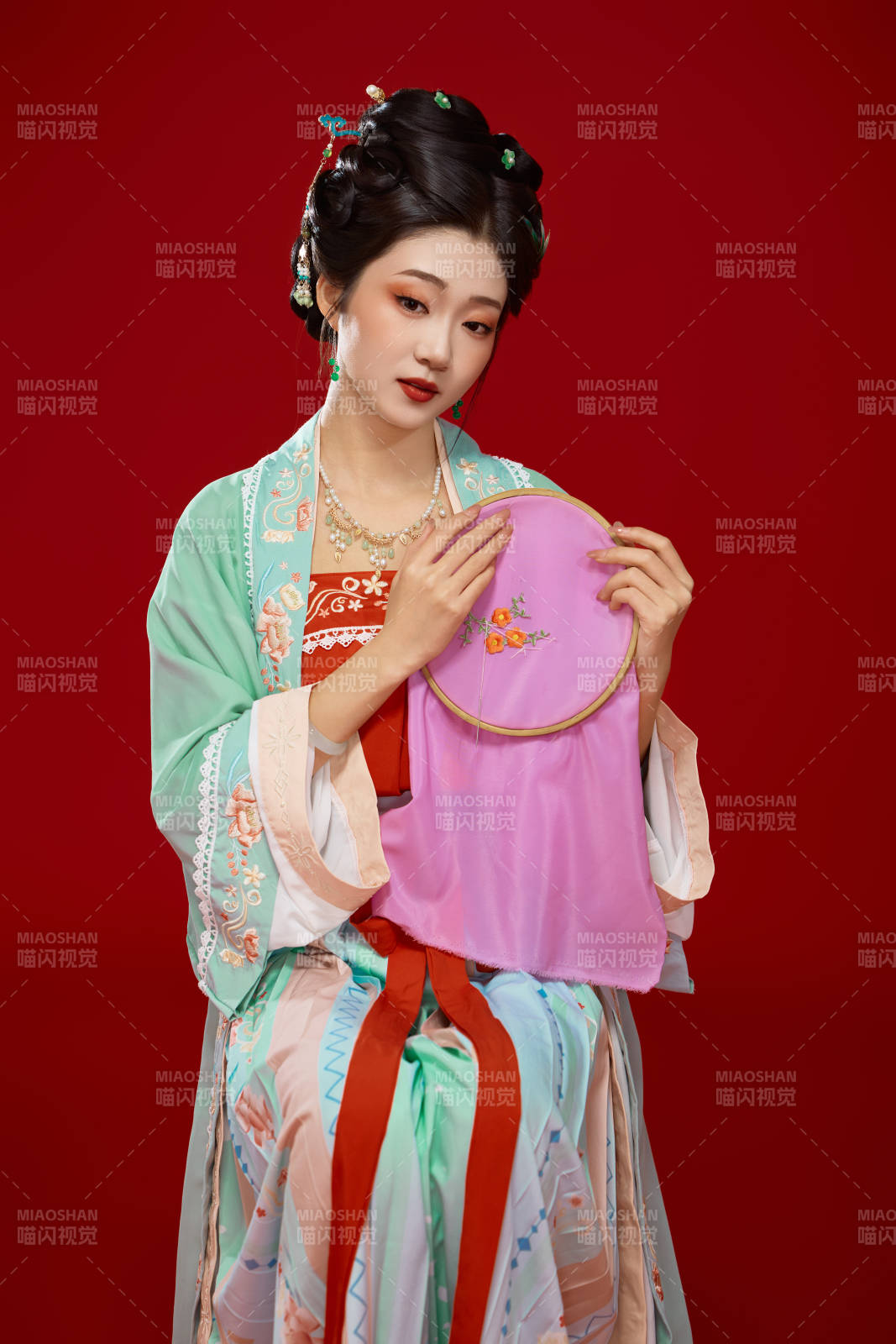 红色背景下穿着南北宋朝汉服的少女