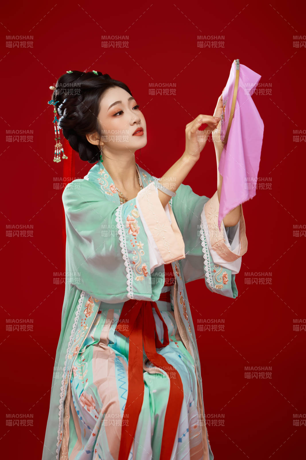 红色背景下穿着南北宋朝汉服的少女