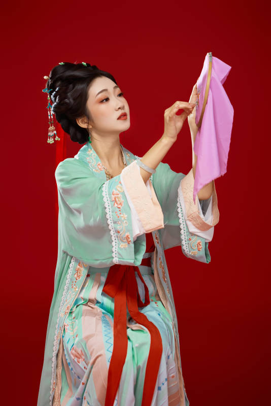 红色背景下穿着南北宋朝汉服的少女
