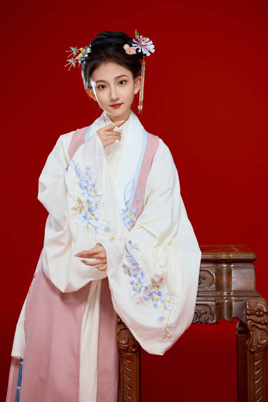 红色背景下穿着中国明朝明制汉服服饰的少女