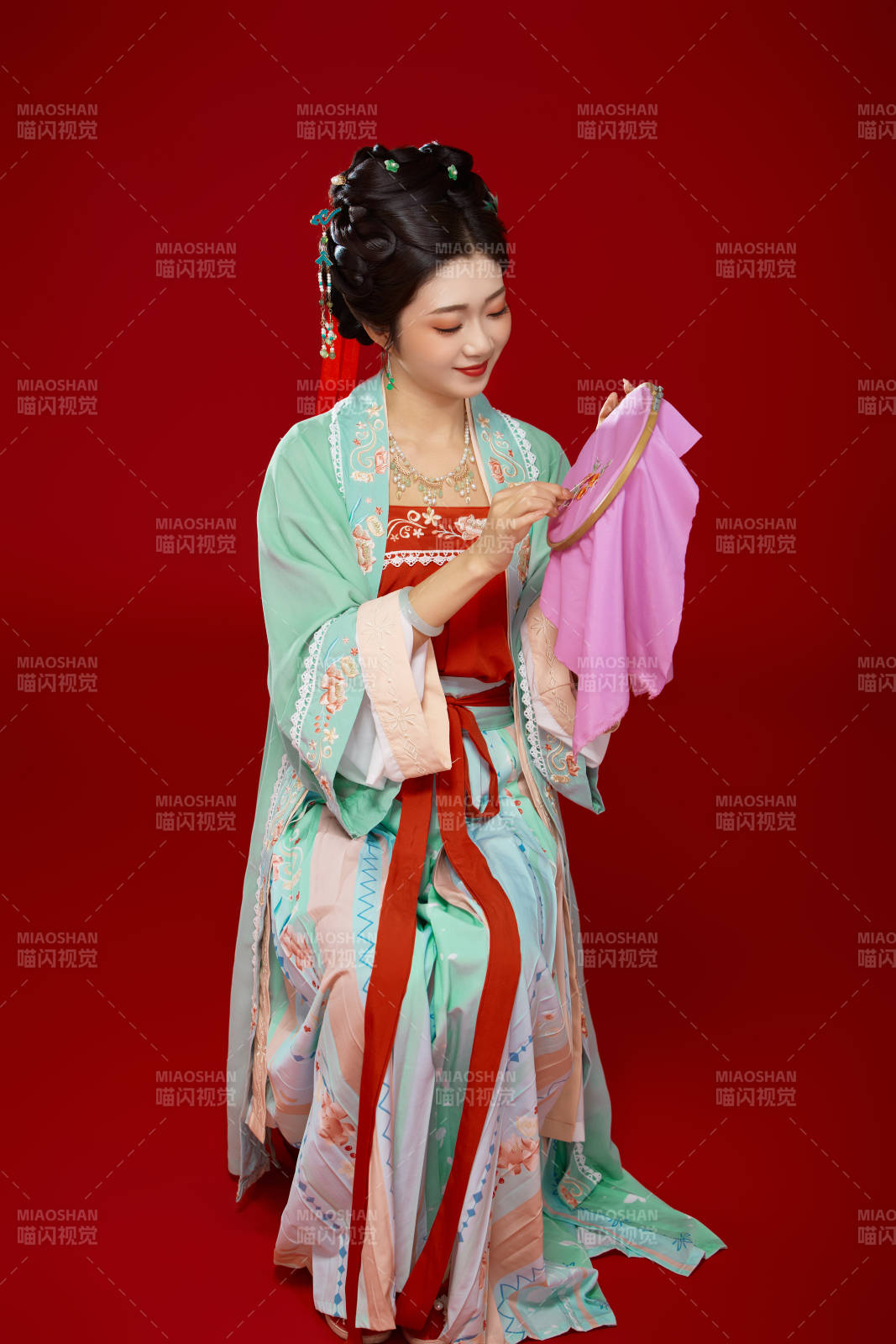 红色背景下穿着南北宋朝汉服的少女