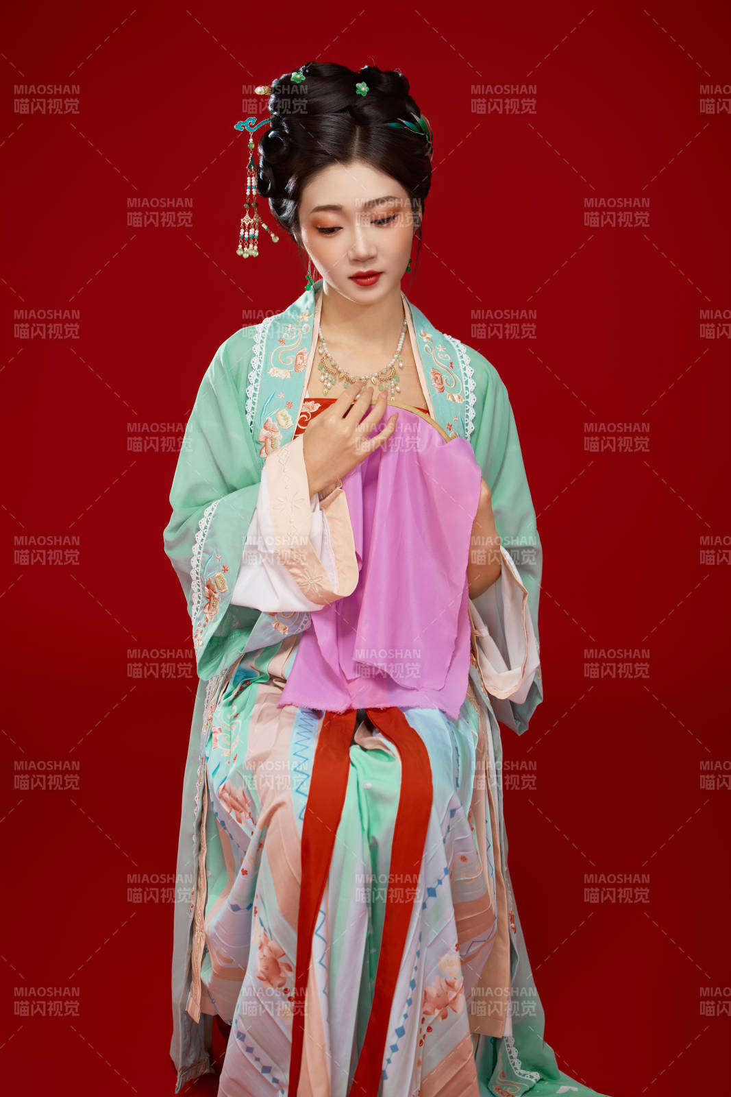 红色背景下穿着南北宋朝汉服的少女