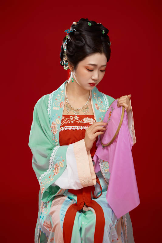 红色背景下穿着南北宋朝汉服的少女