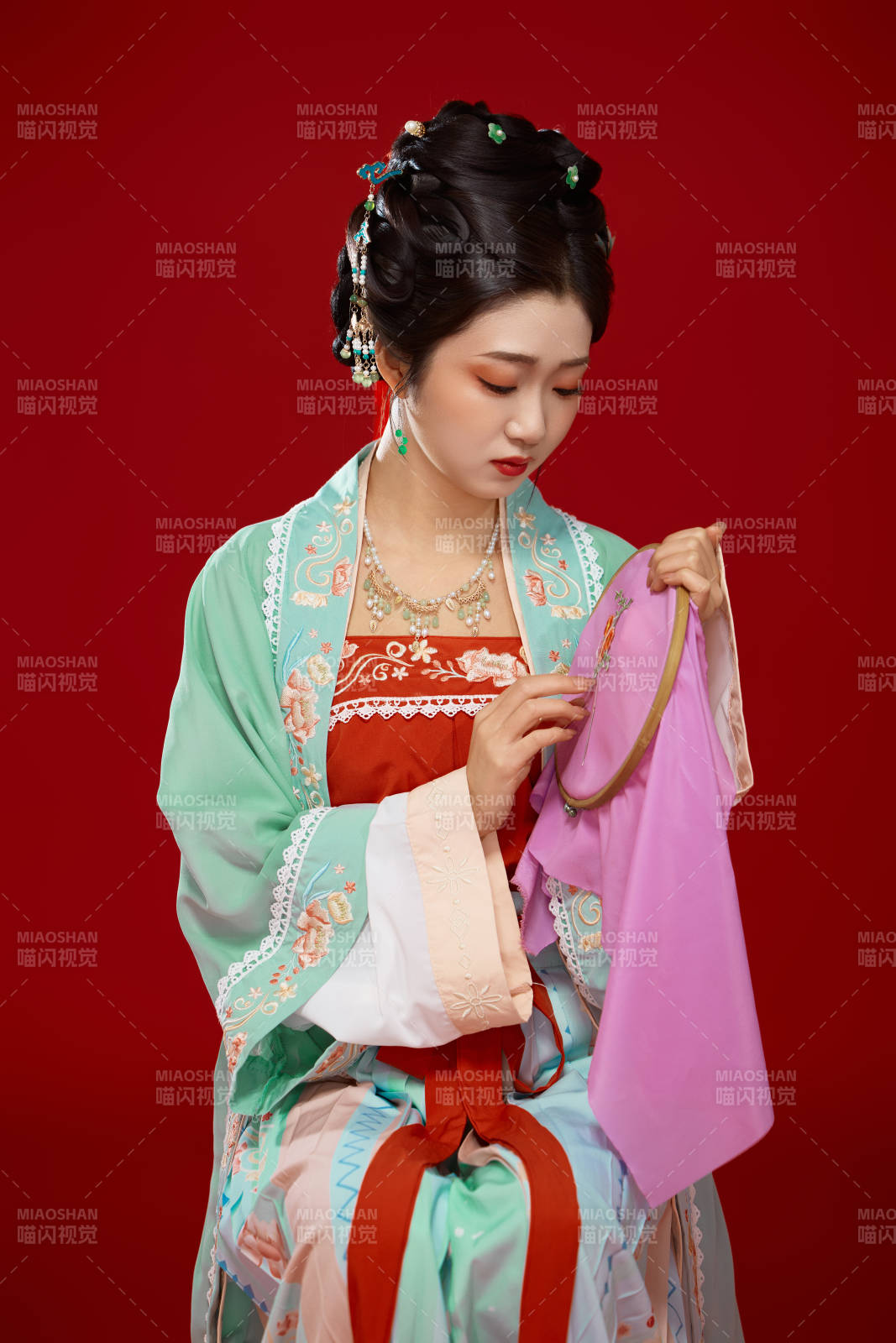 红色背景下穿着南北宋朝汉服的少女