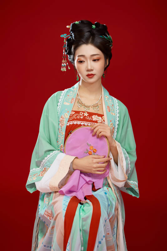 红色背景下穿着南北宋朝汉服的少女