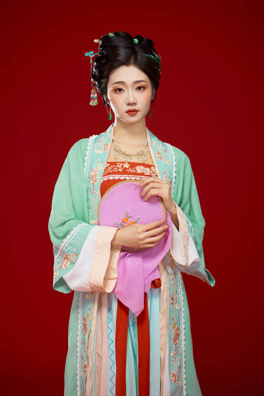 红色背景下穿着南北宋朝汉服的少女