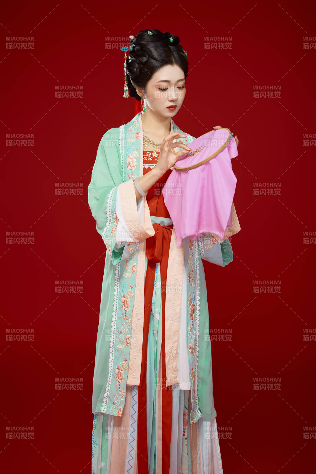 红色背景下穿着南北宋朝汉服的少女