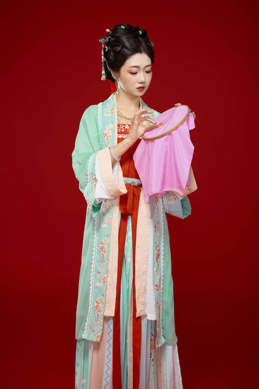 红色背景下穿着南北宋朝汉服的少女