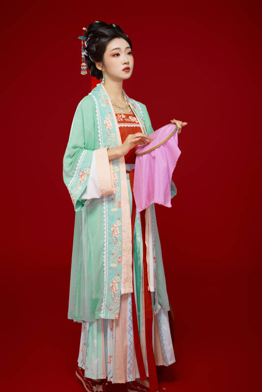 红色背景下穿着南北宋朝汉服的少女