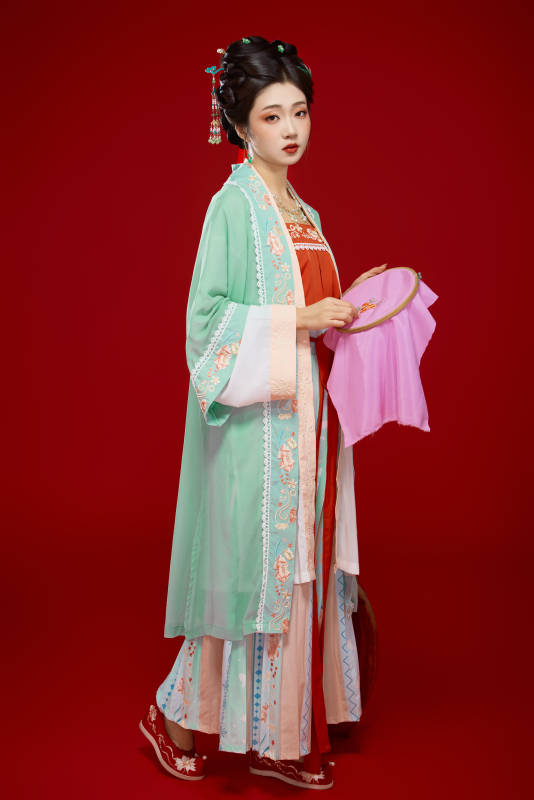 红色背景下穿着南北宋朝汉服的少女