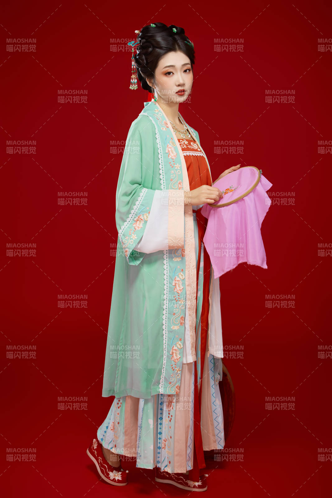 红色背景下穿着南北宋朝汉服的少女