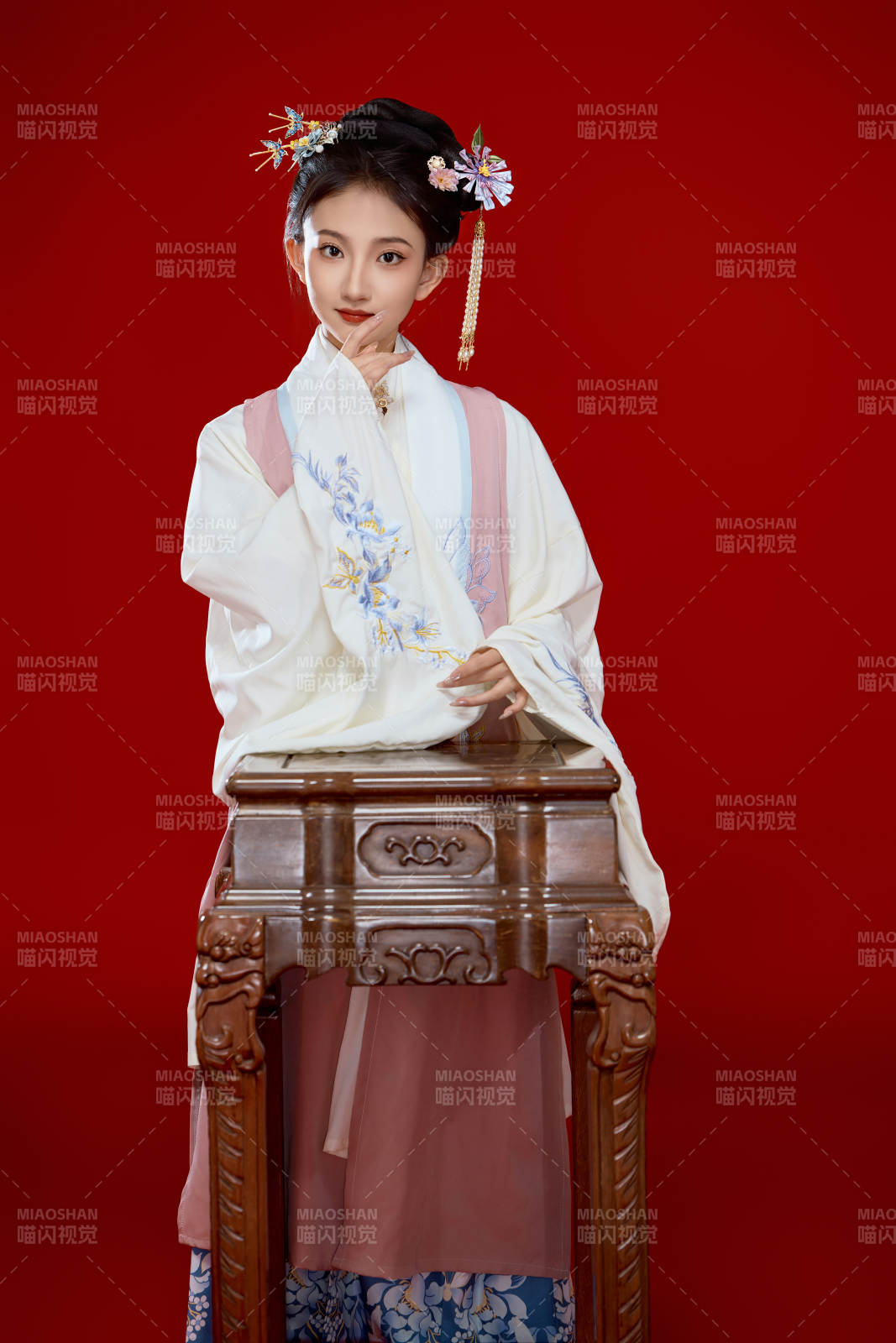 紅色背景下穿著中國明朝明制漢服服飾的少女