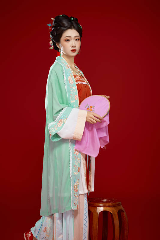 红色背景下穿着南北宋朝汉服的少女