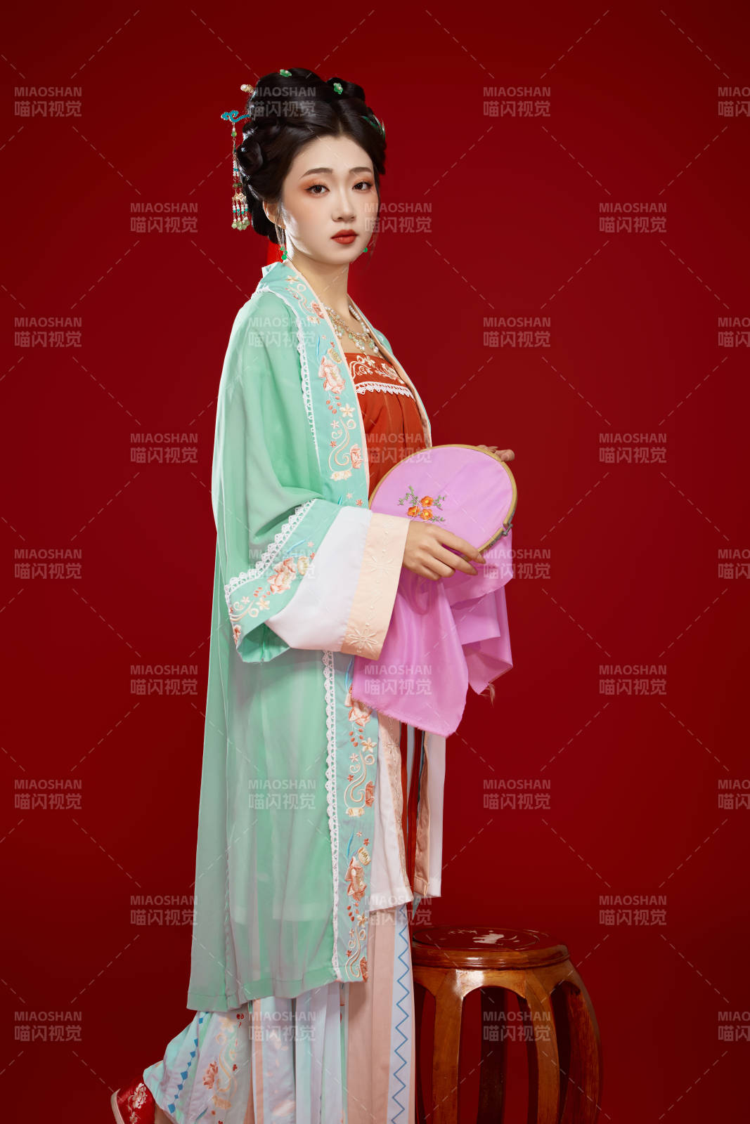 红色背景下穿着南北宋朝汉服的少女